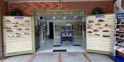 Edificio de tres pisos   , excelente ubicación :Piso 1  Local comercial con deposito ,baño y cocineta
Piso 2: Bodega
Piso 3: oficinas