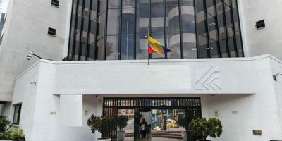 Excelente oficina AMOBLADA en un segundo piso, cuenta con gran iluminación natural, con divisiones en vidrio templado para varios ambientes de trabajo y baño privado, área para recepción, zona de cafetería, zona de archivo y parqueadero. El edificio cuenta con vigilancia 24/7, CCTV, ascensor. Con cercanía a la 7, Cartón Norte, bancos, restaurantes, zonas verdes. Cómodas vías de acceso como Av. Suba. Facilidad de transporte público.......