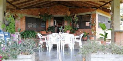 Hermosa finca de 3200m2, con amplia casa campestre de 217m2 de construcción, ubicada a 5 minutos del pueblo, con vista panorámica, iluminación natural, cuenta con 4 habitaciones, 3 baños, cocina semi integral, parqueadero, depósito, amplio jardín, transformador propio, sala principal y sala auxiliar abierta. Casa con ladrillo a la vista, cuenta con árboles frutales, perrera, riachuelo, servicio de luz y agua, 2 pozos sépticos, amplia casa de mayordomo con habitación, cocineta, baño y zona de oficios. Fácil acceso a hospitales, parques, ríos, centros de recreación, supermercados y droguerias.