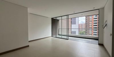 Apartamento en arriendo en unidad cerrada ubicada en un sector con fácil acceso y salida desde la avenida principal, rutas de transporte público, entorno muy campestre rodeado de árboles nativos y guaduales. Cuenta con piso en cerámica y madera, sala comedor, estudio, 3 alcobas con baño en alcoba principal y vestier, baño social, cocina integral abierta tipo americano, cuarto útil, zona de ropas, balcón y parqueaderos independientes cubiertos . Conjunto cerrado con ascensor y zonas sociales que incluyen piscina, gimnasio, salón social, sauna, parques infantiles, placa deportiva, zonas verdes, vigilancia y portería 24 horas y circuito cerrado de tv.inmueble sujeto a verificacion de disponibilidad
