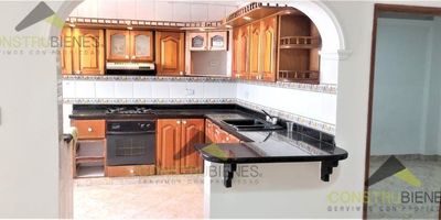 Ofrece espacios amplios, excelente iluminación natural y una distribución que combina comodidad, estilo y funcionalidad, con un área de 125 m², en un piso 3 sin ascensor.Cuenta con 3 alcobas con clóset, 3 baños cabinados, sala-comedor, cocina integral, red de gas, 1 patio, zona de ropas, balcón y terraza.
Ideal para quienes buscan un hogar acogedor y bien ubicado.Contáctanos y agenda tu visita.