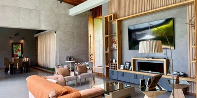 Descubre esta espectacular casa campestre de construcción tradicional aporticada, con 368 m² construidos sobre un generoso lote de 756 m², ideal para quienes buscan confort, exclusividad y contacto con la naturaleza.

La propiedad cuenta con 4 habitaciones, todas con baño privado, además de estudio, cuarto de servicio con baño, y zona de ropas independiente. La cocina integral con isla se integra perfectamente con los amplios espacios de sala y comedor, creando un ambiente funcional y acogedor.

Los acabados de alta calidad incluyen pisos y paredes en microcemento, cielo raso y pisos en madera de algarrobo, que aportan calidez y elegancia a cada rincón.
Disfruta de una experiencia única con tu propio sauna, piscina privada y zonas verdes exclusivas, perfectas para el descanso y el entretenimiento.

Cuenta con parqueadero cubierto para 3 vehículos.

Una propiedad ideal para vivir o invertir. ¡Contáctanos y agenda tu visita!