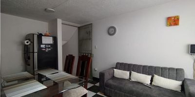 Casa bifamiliar de 180 m2 cuenta con 3 niveles distribuidos: primer piso con 3 garajes, 1 baño, 1 depósito y patio. Segundo piso: sala comedor, cocina integral, 3 alcobas, 1 baño. Tercer piso:  2 alcobas, 1 baño, cocina, terraza y zona de lavandería. (Todas las alcobas cuentan con closet), cámaras de seguridad. 

Vías de acceso como la Av. Ciudad de Cali, Avenida Bosa, Calle 58 sur. Cerca de colegios, jardines. 
