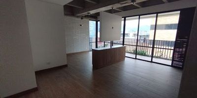 Ciudad del Río, te ofrecemos aparta estudio en la dinámica zona del Museo de arte moderno, con amplia gama de opciones gastronómicas, culturales, financieros, rutas peatonales y de ciclo rutas. En Icónico edificio con todos los servicios para vivir a sus anchas, gimnasio, coworking, cocina comunitaria, salones de eventos. Parqueadero y cuarto útil. Actualmente rentado. 