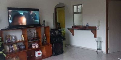 Apartamento en Venta en Sabaneta , sector Euro cerca a la estación La Estrella.

 Este apartamento de 52 m² ofrece una excelente ubicación en zona de alta valorización, cerca de centros comerciales, colegios, universidades, parques y transporte público. Ideal para quienes buscan comodidad, tranquilidad y fácil acceso a todos los servicios.

La propiedad cuenta con 2 amplias alcobas, 1 baño, 2 closet  empotrados, balcón con vista, cocina integral con gas domiciliario, ascensor,  zona de ropas , con  acabados del piso en cerámica.

Es el hogar ideal para disfrutar en familia o hacer una inversión segura en una de las ciudades con mayor crecimiento del país.

¡Contáctanos y agenda tu visita!

Recuerda que te ayudamos en el proceso de tu crédito de vivienda!
