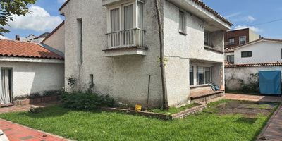 Espectacular casa de 2 niveles, 5 alcobas, 2 alcobas con baño privado, baño social, cuarto y baño de servicio, 2 estudios, 2 salas de estar, sala comedor independiente, chimenea, estufa y calentador a gas, pisos en madera laminada y baldosa, vista exterior, 8 garajes descubiertos, área construida de 556 mts, área lote 220 mts, ubicada cerca de zonas comerciales y vías principales.