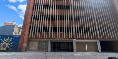 Local en arriendo Centro de Bogota, cuenta un area amplia de 100 mts2, vista al exterior, totalmente abierto, se encuentra ubicado en un primer piso con vista al exterior, pisos en baldosas, dos baños comunales, oportunidad de negocio en una de las zonas mas dinamicas y con mayor valor agredado de la ciudad. sus vías por la la avenida caracas, la calle ciento veinti tres, cerca de la torre colpatria, zona comercial y residencial uno de los principales atractivos de la ubicación es su comercio, el cual se desarrolla ampliamente con negocios de venta de bienes al por menor, locales, bodegas y perfecto para quienes buscan visibilidad y comodidad en una zona comercial dinámica.Se restrigue el uso para restaurante no pierda laoportunidad¡contáctanos  para más información comuníquese con el ejecutivo comercial jhonnatan delgado al celular o whatsapp 3164240560 o al correo javier.delgadoinmobiliariasaliadas.com