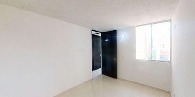 Apartamento en Venta – Conjunto Torcaza, Alameda del Río, Barranquilla

Se vende apartamento en el conjunto residencial Torcaza, ubicado en el corazón de Alameda del Río, una zona con alta proyección urbanística en el occidente de Barranquilla. Ideal para quienes buscan su primera vivienda o una inversión rentable.

Características del inmueble:


 
 Área construida: 42 m²
 
 
 Precio de venta: $142.000.000
 
 
 Dirección: Calle 112 #42-19, Apto 401
 
 
 Piso: 4
 
 
 Estrato: 1
 
 
 Antigüedad: 7 años
 
 
 Habitaciones: 2
 
 
 Baños: 1
 
 
 Estado: Remodelado
 


Zonas comunes del conjunto:


 
 Portería con vigilancia
 
 
 Salón comunal
 
 
 Zona infantil
 
 
 Zonas verdes
 
 
 Conjunto cerrado
 


Gastos mensuales aproximados: $258.496
(Incluye servicios públicos promedio e Internet)

Ubicación estratégica:
Muy cerca de supermercados, colegios, centros comerciales, clínicas y rutas de transporte.

Una excelente alternativa para vivir o invertir en una zona residencial en crecimiento.

Contáctanos para más información y programa tu visita. Esta oportunidad te espera.
