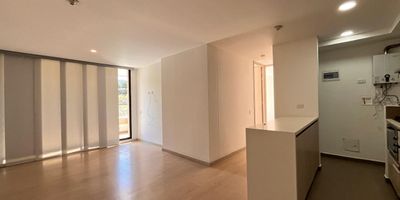 Apartamento en arriendo en unidad cerrada, ubicada cerca a supermercados, parques, miradores, restaurantes y servicios complementarios del sector. Cuenta con piso en madera laminada, sala comedor, 2 alcobas con baño y vestier en la principal, baño social, cocina integral abierta tipo americano, zona de ropas, cuarto útil, blacón y parqueadero independiente cubierto,Conjunto cerrado con gimnasio, salón social, turco, parques infantiles, zonas verdes, vigilancia y portería 24 horas, citofono, circuito cerrado de Tv.inmueble sujeto a verificacion de disponibilidad
