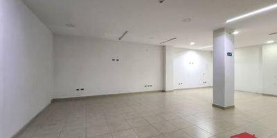 Local comercial en arriendo con excelente ubicación en pleno centro de Envigado, ideal para barberías, spa, tienda de maquillaje, comercializadoras, peluquerías, agencias de viajes o servicios inmobiliarios. Ubicado frente al nuevo gimnasio Smart Fit y a una cuadra del parque principal, con alto flujo vehicular y peatonal. Cercano a la Registraduría, notaría tercera, Bancolombia, Servientrega, Yamaha, Tienda Gloria, Kokoriko, Frisby, parqueaderos públicos, entidades financieras, tiendas de tecnología y comercio variado. Cuenta con excelente acceso a rutas de transporte público.