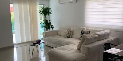 ¡No lo dejes pasar! Apartamento ubicado en exclusivo sector de la ciudad. cuenta con tres alcobas (2 de las alcobas cuentan con aire), cocina integral, dos baños, salón comedor, alcoba de servicio (cuenta con baño), área de labores, balcón y aire central. ¡pregunta ya, y te acompañamos a visitarlo!