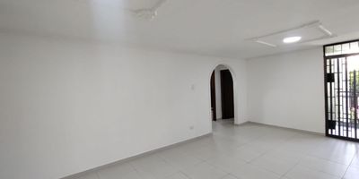 Apartamento en arriendo en Ciudad Jardín, ubicado en unidad cerrada cerca a centros comerciales, supermercados, parques, universidades, rutas de transportes público. Cuenta con 3 habitaciones, 2 baños, sala comedor, balcón con vista al exterior, estar de tv, pisos en porcelanato y cerámica, cocina integral con mesón en acero, alcoba de servicios, baño de servicios, zona de ropas, parqueadero asignado, vigilancia y porteria 24 horas.