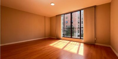 Se renta apartamento en el Poblado, sector Provenza 70m2, dos alcobas con closet, la principal cuenta con baño y vestier, baños sociales, balcón, cocina integral abierta con red de gas, zona de ropas, sala- comedor, estudio, parqueadero y cuarto útil.
La unida cuenta con portería 24h.
Estrato 6
