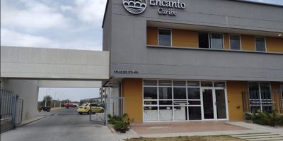 Apartamento en Venta – Conjunto Encanto Caribe, Caribe Verde, Barranquilla

Se ofrece en venta apartamento ubicado en el Conjunto Encanto Caribe, sector Caribe Verde, una zona en desarrollo y creciente valorización en el suroccidente de Barranquilla. Ideal para familias o inversionistas que buscan una propiedad con excelente relación precio-beneficio.

Características del inmueble:


 
 Área construida: 58 m²
 
 
 Precio de venta: $135.000.000
 
 
 Dirección: Calle 122 #9-153, Apto 322
 
 
 Piso: 3
 
 
 Estrato: 2
 
 
 Antigüedad: 4 años
 
 
 Habitaciones: 3
 
 
 Baños: 2
 
 
 Parqueadero privado
 
 
 Estado: Remodelado
 


Zonas comunes del conjunto:


 
 Portería con vigilancia
 
 
 Salón comunal
 
 
 Zona infantil
 
 
 Conjunto cerrado
 


Gastos mensuales aproximados: $311.495
(Servicios públicos e Internet según consumo promedio)

Ubicación estratégica:
Cerca de supermercados, colegios, centros comerciales y rutas de transporte público. Zona con proyección de valorización por nuevas vías de acceso y crecimiento urbano.

Una excelente opción para vivir cómodamente o generar ingresos por renta.

Contáctanos para más información y agenda tu visita. ¡Haz parte de Caribe Verde hoy!
