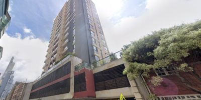 Apartamento para arriendo, ubicado en un séptimo piso con excelente iluminación natural, consta de sala comedor con ventanal piso a techo, cocina integral a gas abierta con barra de desayuno, zona de lavandería independiente, una sola habitación con closet y un baño (no cuenta con garaje). El edificio cuenta gimnasio, tres salones sociales, dos terrazas comunales, CCTV, vigilancia 24*7, recepción. Muy buena ubicación, sobre la Cra 5 con 23, cerca al centro internacional, universidades, acceso a transporte público.

 

. 
