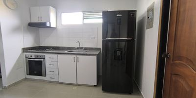 ---

Acogedor apartamento en el Barrio Recreo – 85 m² con excelente iluminación y ubicación estratégica

Ubicado en el tradicional y tranquilo barrio Recreo, este cómodo apartamento de 85 metros cuadrados se encuentra en el quinto piso de un edificio moderno y exclusivo de solo 10 pisos, lo que garantiza un ambiente más privado y silencioso.

La propiedad cuenta con 3 habitaciones bien distribuidas, amplios ventanales que permiten la entrada de luz natural durante todo el día, y una agradable ventilación cruzada gracias a sus ventanas con vista exterior.

El edificio dispone de ascensor, y el apartamento incluye parqueadero privado. Se encuentra en estrato 4, ideal para quienes buscan comodidad y calidad de vida en una zona residencial.

Además, su ubicación es estratégica: cerca de centros educativos, supermercados, transporte público y vías principales, lo que facilita la movilidad y el acceso a distintos puntos de la Ciudad