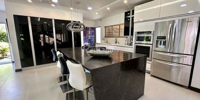 Casa en venta en Sabaneta, Aves Maria. Cerca al cc Aves Maria, fácil acceso. La urbanización cuenta con portería 24/7, piscina, juegos infantiles, salón social y amplias zonas verdes. Con 3 habitaciones cada una con baño, habitación del servicio, 4 baños, cocina integral abierta, zona de ropas, sala-comedor amplia, jacuzzi, zona BBQ, 2 balcones con vista panorámica. Además, cuenta con parqueadero privado para dos carros y dos descubiertos y cuarto útil. Nota: precio negociable ¡Agenda tu visita hoy mismo y encuentra tu nuevo hogar! Descubre más propiedades en: www.rentamospropiedadraiz.com Código:776366