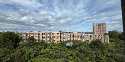Apartamento para estrenar en el piso 6 de una unidad cerrada ubicada en el barrio Cimarronas, Rionegro, sobre la vía Marinilla – Rionegro, Cercano al Club La Macarena, cuenta con parqueadero común, vigilancia 24 horas, excelentes zonas comunes Piscina, Juegos infantiles, salón social. Ideal para quienes buscan comodidad, seguridad y una excelente ubicación.