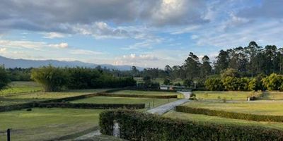  Lote Exclusivo de 2.764 m en Rionegro  Ubicación Privilegiada, Entorno Natural¿Estás buscando el lugar ideal para construir la casa de tus sueños?Este lote de 2.764 m te ofrece lo mejor de ambos mundos tranquilidad total y cercanía a todo. Ubicado en una de las zonas más exclusivas y de mayor valorización de Rionegro, rodeado de naturaleza, aire puro y con excelente acceso a Llanogrande, el aeropuerto y servicios esenciales. Características destacadasTerreno amplio, con topografía ideal para construirZona campestre de alta valorizaciónAmbiente seguro, tranquilo y con acceso controladoIdeal para vivienda principal o casa de descansoEntorno verde y silencioso, con excelente vista Conviértelo en el proyecto que siempre soñaste.No dejes pasar esta oportunidad.Contáctanos en Royal Propiedad Raíz y haz realidad tu nuevo comienzo en el oriente antioqueño.