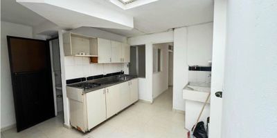 En el sector Santa María de Itagüí se encuentra esta excelente casa local en renta, perfecta para vivir o adecuar según tus necesidades. Dispone de 2 habitaciones con closet, 2 baños, amplia sala comedor, cocina semi integral en óptimo estado, red de gas y un cómodo patio que aporta luz y ventilación natural. Ubicada en primer piso, ofrece fácil acceso y practicidad en cada espacio, ideal para quienes buscan comodidad y funcionalidad en un solo lugar. Su entorno es residencial y comercial, con cercanía a transporte, tiendas, colegios y demás servicios, lo que garantiza una ubicación estratégica para tu día a día. Área de 60 m².
Código S-1348.
¡Agenda tu cita ahora y descubre todo lo que este inmueble tiene para ofrecerte!
