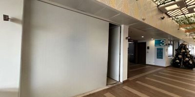 Se arrienda atractivo local comercial ubicado en una plazoleta de comidas con variada oferta gastronómica, en una zona de alta valorización y gran afluencia de público. El espacio cuenta con una agradable terraza que ofrece una hermosa vista, ideal para generar una experiencia diferenciada a los clientes.

La propiedad tiene un área total de 2,53 m² y un área privada de 2,16 m², con una altura de 3,9 metros, lo que permite un uso cómodo y funcional del espacio. Dispone de red eléctrica y red hidráulica, estrato 4, y una antigüedad aproximada de 6 años.

El centro cuenta con seguridad privada y parqueadero para visitantes, lo que garantiza comodidad y tranquilidad para clientes y operadores.

Este local es perfecto para negocios del sector gastronómico que quieran posicionarse en un punto estratégico de la ciudad.
