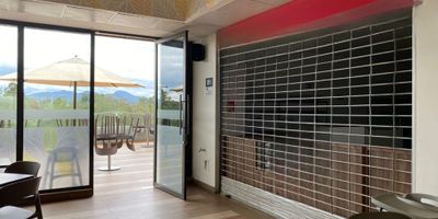 Se arrienda atractivo local comercial ubicado en una plazoleta de comidas con variada oferta gastronómica, en una zona de alta valorización y gran afluencia de público. El espacio cuenta con una agradable terraza que ofrece una hermosa vista, ideal para generar una experiencia diferenciada a los clientes.

La propiedad tiene un área total de 2,53 m² y un área privada de 2,16 m², con una altura de 3,9 metros, lo que permite un uso cómodo y funcional del espacio. Dispone de red eléctrica y red hidráulica, estrato 4, y una antigüedad aproximada de 6 años.

El centro cuenta con seguridad privada y parqueadero para visitantes, lo que garantiza comodidad y tranquilidad para clientes y operadores.

Este local es perfecto para negocios del sector gastronómico que quieran posicionarse en un punto estratégico de la ciudad.
