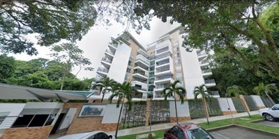 Arriendo apartamento duplex ubicado en el exclusivo sector de El Vergel, Ibagué, de alta valorización, destacándose por ser un sector muy tranquilo y lleno de naturaleza.

CONSTA DE PRIMER PISO
1 Terraza Principal con vista a la montaña
1 Terraza Auxiliar con vista a la montaña
1 Baño Social
Cocina abierta con barra
Cuarto de ropa con baño auxiliar
Sala de televisión
Sala comedor

SEGUNDO PISO
Sala de estudio
Clóset de linos
Clóset de vinos
1 habitación principal con balcón, vestier y baño con hidromasaje y dos lavamanos.
2 habitaciones auxiliares cada una con balcón, clóset y baño.

SOTANO
5 parqueaderos y 1 depósito.

Área 250 m²
Piso 8 

ZONAS COMUNES 
Hall y sala de recibo. Oficina de administración. Salón social, piscina con BBQ y 4 nichos familiares, sauna, baños, gimnasio, squash, parque infantil y salón de juegos.

El edificio tiene 10 pisos, 2 sótanos para parqueadero, 32 apartamentos, porteria y vigilancia 24 horas, circuito cerrado de televisión, cerramiento de cerca eléctrica, con sensores de movimiento y cámaras un ascensor, planta eléctrica, dos tanques de agua, shut de basuras, parqueadero para visitantes y salón de conductores personal.
