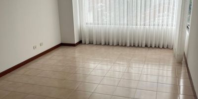 Apartamento en venta en Pinares en unidad cerrada, cerca a supermercados de cadena, rutas de transporte público y servicios complementarios de la zona. Cuenta con salacomedor, pisos en cerámica, tres habitaciones, dos baños, cocina integral en mesón de acero, estufa, calentador a gas, área de servicio y zona de ropas. La unidad posee de un parqueadero cubierto con cuarto útil, ascensor, gimnasio, salón comunal, sauna turco, circuito cerrado de tv, vigilancia y portería las 24 horas. Inmueble sujeto a verificación de disponibilidad.