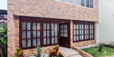 Codigo 861. HERMOSA CASA CON ESPACIOS AMPLIOS, VIGILANCIA 24 HORAS, SALA COMEDOR, HALL GARAJE, TERRAZA, CUENTA CON 4 HABITACIONES, 3 BAÑOS. 