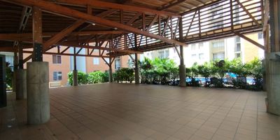 Apartamento en venta. en el Sur de Cali. Barrio Ciudad Melendez . conjunto Nacar. Apartamento ubicado en un Sexto piso. con ascensor esquinero. parqueadero cubierto.  vista interna. El Apartamento. esta distribuido de la siguiente Forma. piso en porcelanato, Cocina abierta con estufa empotrada a gas, extractor de olores, griferia de lujo, excelente espacio para almacenar. sala comer, dos habitaciones, estudiio o sala de televisión con posibilidad de tercera habitación. dos Baños con division de baño en vidro templado, gabinete en cada baño, griferia negra, uno de los baños en la alcoba principal. la habitacion principal cuenta con vestier y la habitación auxiliar con su closet. cuenta con balcon. El apartamento cuenta  con calentador a gas, se entrega con persianas black out, tres ventiladores modernos de techo con luz y todo el apartamento cuenta con luz led. El conjunto cuenta con salon social abierto, piscina para niños y adultos, zona de juegos de niños.