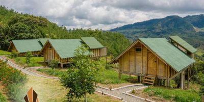 Finca  en venta aguacatera y Eco Hotel tipo glamping en Jericó.

¡Invierte en un paraíso turístico y productivo en Jericó, Antioquia! A solo 20 minutos del parque principal, esta finca de 11.5 hectáreas combina naturaleza, confort y rentabilidad. Cuenta con 5 cabañas tipo glamping totalmente equipadas con jacuzzi, baño privado, cama Deluxe, malla catamarán y deck en madera inmunizada. Además, dispone de dos casas (principal y de mayordomo), kiosko fonda-restaurante, zona de fogata, caballerizas y 1.000 árboles de aguacate Hass de 3 años. Disfruta de 5 aguas naturales que cruzan la propiedad y pozo séptico. El eco hotel está registrado y con todos los permisos vigentes. Con 800 m² construidos, garaje para 8 vehículos y ubicación estratégica, esta es una oportunidad única para combinar negocio turístico y agrícola en un solo lugar. ¡Contáctanos y haz parte de este proyecto!
