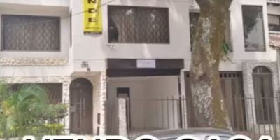 venta de casa de tres pisos comercial y residencial con 11 habitaciones 9 baños dos locales comerciales con area de 423 metros cuadrados pisos en marmol ventanas en aluminio cuenta con un jardin interior cerca a centros comerciales clinicas, transporte de facil acceso es UNA GRAN OPORTUNIDAD  de inversion

MARY SEGURA
CELULAR 3167727335