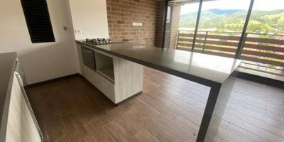 Apartamento para arrendamiento, de 70mts con 2 habitaciones, cuenta con sala-comedor, habitación principal con baño y Vestier, habitaciones auxiliares con closet, baño social, closet de linos, balcón terraza con vista interna, zona de ropas, parqueadero y cuarto útil, además cuenta con una excelente ubicación, en un sector exclusivo del retiro como lo es el ingreso desde la ceja por la vía pantanillo , Antioquia