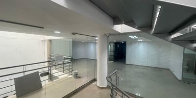 Local comercial ubicado en moderno edificio a pocos pasos del Parque Principal de Rionegro, lo que garantiza alta visibilidad y excelente flujo peatonal. Ideal para negocios que buscan posicionarse en una zona estrategica y central. Rodeado de comercio, bancos y restaurantes, es perfecto para oficinas, tiendas o servicios. Su cercania al parque ofrece un entorno agradable y muy concurrido. Canon $26.449.200 IVA $5.025.348 Administracion incluida 
