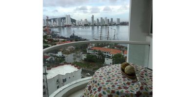 APARTAMENTO AMOBLADO EN ARRIENDO EN BOCAGRANDE Apartamento en ubicación exclusiva de la ciudad, bien distribuido y con hermosa vista exterior; cuenta con 2 alcobas, 1 baño, cocina, sala-comedor, balcón y closets. La copropiedad ofrece piscina, jacuzzi, vigilancia 24/7, ascensor y planta eléctrica. El valor del arriendo incluye administración.CÓDIGO WASI 9392836