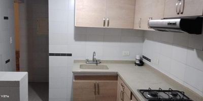 Arriendo apartamento remodelado en Pasadena Bogota  dos habitaciones con excelente iluminacion natural dos banos con divisiones en vidrio y acabados modernos cocina integral amplia sala comedor con espacios generosos patio amplio zona de lavanderia independiente parqueadero propio con puerta electrica y control ubicado en primer piso edificio automatizado con sistema de camaras internas y externas zona social con BBQ totalmente dotado ubicacion estrategica cerca de Museo de Oro referencia de sector avenidas principales Carrera 50 Calle 100 Calle 106 y Autonorte cercania a centro comercial Parque de Pasadena y zonas comerciales con facil acceso a transporte publico