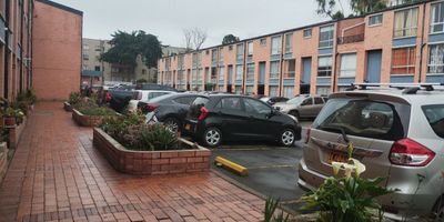 Confortable y hermosa casa en conjunto cerrado, son 88m2 distribuidos en tres pisos, sala y comedor independiente, baño social, cocina integral cerrada, un patio amplio cubierto con zona de lavado, segundo piso con dos habitaciones ambas con closet y un baño completo, tercer piso espacio libre que puede servir de habitación principal y estudio con techos altos, lindos terminados, muy agradable, con buena iluminación y ventilación natural en todos los espacios, cuenta que su propio parqueadero independiente justo al frente de la casa, conjunto con salón social, recepción, vigilancia 24 horas, CCTV, parqueadero para visitantes, servicios económicos estrato 3, barrio San Cipriano, entre la Autopista Norte y la Avenida Boyacá y cerca de la calle 170. Observe o pida el video para que se enamore, con gusto le atenderemos.