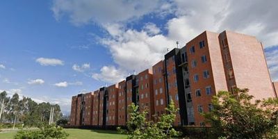  Encantador apartamento en arriendo recién remodelado, ubicado en tercer piso en el barrio Ciudad Verde de Soacha, a pocas cuadras del C.C. Mercurio y Gran Plaza de Soacha, zonas comerciales y transporte público. Al ingresar encontrará una sala comedor con cocina abierta tipo americano para estrenar completamente dotada, pisos en cerámica, muebles en madera, cuenta con instalación para lavadora, tres habitaciones amplias de las cuales se entrega 1 con closet, baño completo. Servicios de agua, luz y gas totalmente independientes, con posibilidad de parqueadero comunal o por sorteo. Cualquier información adicional contáctenos al correo electrónico hilde.quenguan@inmobiliariabogota.com o al teléfono 3176476009. El equipo de Inmobiliaria Bogotá está comprometido a brindar una experiencia de vida excepcional para nuestros clientes desde el momento en que se unen a nuestra comunidad.