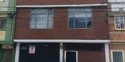 Casa Comercial primer piso entrada principal, almacen y bodega ,un baño,ascensor de carga 500k, segundo piso oficina y bodegaje, tercer piso bodega cuarto piso cocina -comedor , baño y bodega , quinto piso bodega y baño ,luz trifásica ,lote frente  8 mts, fondo 16mtrs, 128 mtrs construidos 576 mtrs .