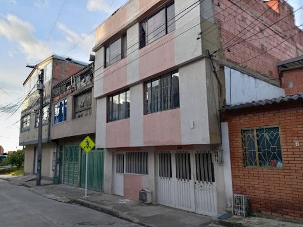 Casa de 6 alcobas en venta en Gran Britalia, Bogotá, 368 m² · foto 2 de 20