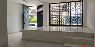 Excelente inmueble, estado, acabados, distribución, luz natural, transporte publico, integrado al metro, ruta de buses al centro de la ciudad, muy interesante para, barberías, spa, farmacias, mini mercado, sastrería, salón de  alquiler vestidos, entre otros.