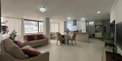 Apartamento en venta en unidad cerrada ubicada cerca a  supermercados, centros comerciales, restaurantes, parques, vías principales, rutas de transporte público y servicios complementarios del sector. Cuenta con piso en baldosa, sala comedor, 3 alcobas con vestier y baño en la principal, baño social, cocina integral abierta, zona de ropas, útil y parqueaderos lineales cubiertos Conjunto cerrado con ascensores y zonas sociales que incluyen piscina, salón social, sauna, parques infantiles, zonas verdes, vigilancia y portería 24 horas y circuito cerrado de tv. inmuebles sujetos a verificacion de disponibilidad
