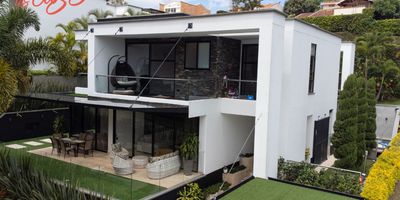 CARACTERÍSTICAS DEL INMUEBLE

Área total 550 Mts2
Área construida 460 Mts2
4 Habitaciones
5 Baños
Sala comedor
Cocina abierta
Estudio
Piscina

Valor en Venta $3.200.000.000