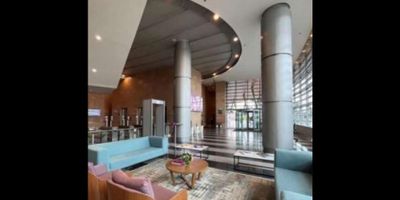 Características principales:


 
 Área total: 886.66 m².
 
 
 Distribución eficiente: lobby, recepción, sala de reuniones y áreas colaborativas que favorecen el trabajo en equipo.
 
 
 Seguridad y tecnología: control de acceso, circuito cerrado de televisión (CCTV) y sistema de extinción de incendios.
 
 
 Infraestructura moderna: seis ascensores de alta capacidad que garantizan fluidez en el desplazamiento interno.
 

