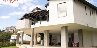 Área lote 840 Mts2
Área construida 500 Mts2
5 Habitaciones
6 Baños
Sala Comedor
Cocina amplia
Terraza
Jacuzzi
Sala de TV
Zona BBQ
Sala de estar
Turco
2 cuartos útiles pequeños
Jardines
Parqueadero para 4 carros

Valor en Venta $2.250.000.000