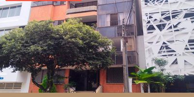 Apartamento en venta en El Prado, Bucaramanga, Santander. Este inmueble de 115 m² ofrece 3 habitaciones, incluyendo una alcoba de servicio, y 2 baños completos. Cuenta con sala comedor y cocina integral. La propiedad, con 15 años de antigüedad, dispone de 1 parqueadero. Ubicado en estrato 5, este apartamento es una opción atractiva en la ciudad de Bucaramanga. Precio de venta: $335,000,000. Para más información o agendar una visita, contáctenos vía WhatsApp, a través de la opción quiero que me contacten o vea nuestros teléfonos.