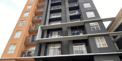 Arriendo hermoso apartaestudio Area 39 m, balcon con vista exterior, 1 habitacion con closet, 1 bano con divisiones en vidrio, sala comedor iluminada, cocina integral con horno, zona de lavado independiente, piso en SPC, deposito y ascensor. Seguridad 24 horas, parqueadero visitantes. Areas comunes salon comunal, terraza BBQ, gimnasio y teatrino. Sector con colegios, universidades, PriceSmart, CC Santa Fe, Exito, cerca a Transmilenio y SITP.