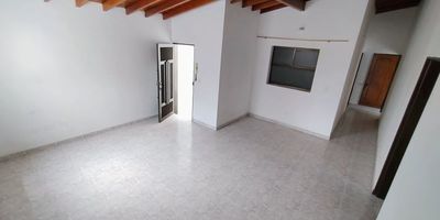 Cuarto piso con 120 m² distribuidos en 6 habitaciones, 2 baños, sala y comedor independientes, excelente ubicación cerca a la Parroquia de la Fe, Parque de la Conservación y Parque Comfenalco Guayabal.