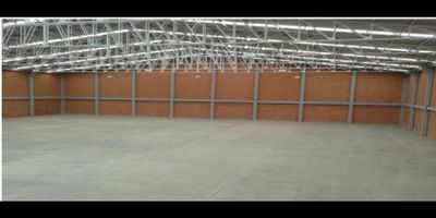 Se arrienda excelente bodega en el Parque Industrial de Funza, una ubicación estratégica con acceso a importantes vías, ideal para operaciones logísticas y de almacenamiento.

● Área total construida: 2.800 m²
● Área de bodega: 2.500 m²
● Área administrativa (primer y segundo piso): 300 m²
● Altura triple para almacenamiento y maniobra
● Docks inclinados para camión
● Oficinas amplias con cocineta y baños privados
● Baterías de baños para hombres y mujeres
● Capacidad eléctrica de 56 KVA
● Medidas: Fondo 58 m | Frente 43 m
● Zonas de parqueo para vehículos y camiones

Un inmueble industrial diseñado para empresas que requieren eficiencia, amplitud y proyección en sus operaciones.
