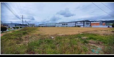 Se ofrece en venta excelente lote esquinero ubicado en Tocancipá, dentro de una unidad cerrada con acceso controlado y todas las facilidades para el desarrollo de proyectos de gran escala.

● Área total: 7.604 m²
● Altura máxima de construcción: 15 metros
● Unidad cerrada con portería y vigilancia 24/7
● Servicios públicos instalados
● Red contra incendio
● Planta de tratamiento de aguas
● Lago y ciclovía interna
● Oficina de administración en el conjunto
● Cuatro salas de reuniones disponibles para copropietarios

? Precio de venta: $7.604.000.000

Una ubicación estratégica y un lote ideal para proyectos industriales, logísticos o empresariales, rodeado de un entorno organizado y seguro.
